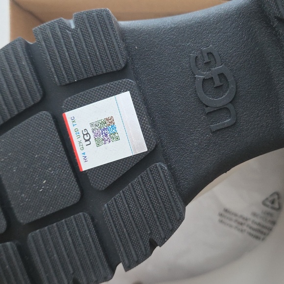 NWB UGG White Ashton Chelsea Boots, 7.5 - Picture 4 of 5